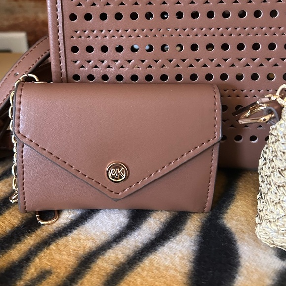 NWOT-Anne Klein 3 piece Handbag Set. - Picture 4 of 12